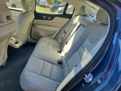 2024 Volvo S60 B5 Plus Dark Theme