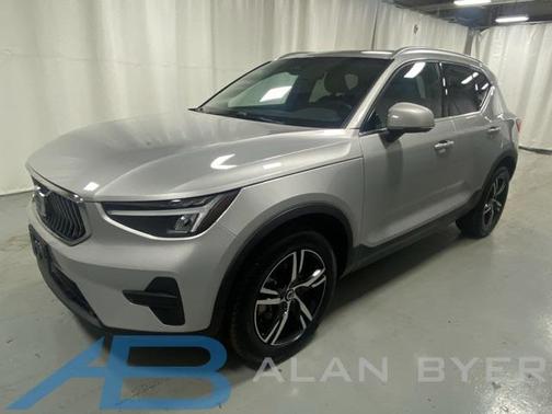 2025 Volvo XC40 B5 Core Bright Theme