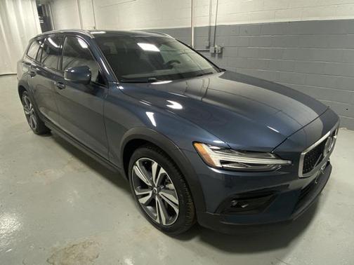 2025 Volvo V60 Cross Country B5 Plus