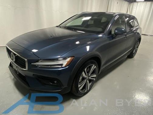 2025 Volvo V60 Cross Country B5 Plus