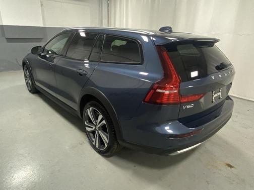 2025 Volvo V60 Cross Country B5 Plus