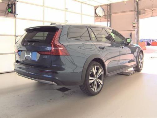 2025 Volvo V60 Cross Country B5 Plus