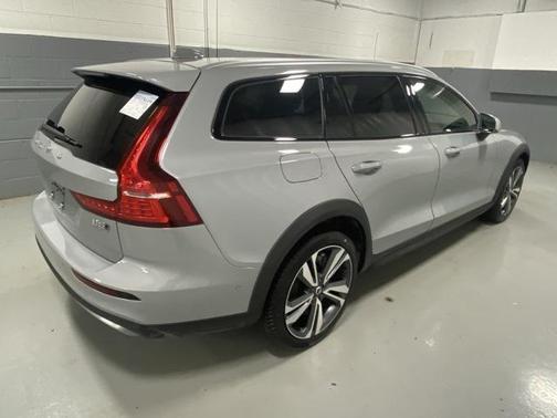 2025 Volvo V60 Cross Country B5 Plus