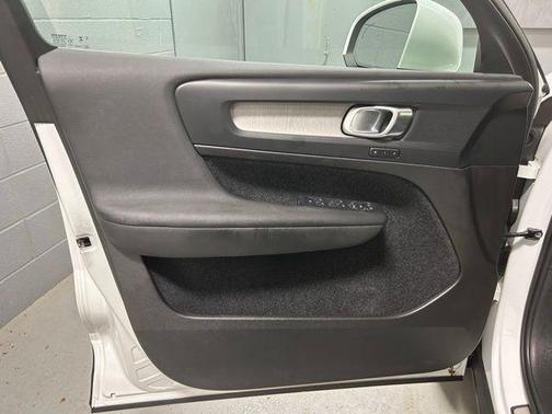 2025 Volvo XC40 B5 Core Bright Theme