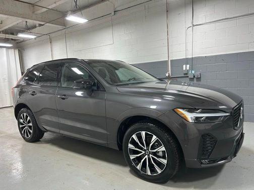 Platinum Grey Metallic 2025 Volvo XC60 B5 Plus