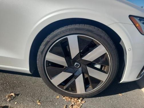 2025 Volvo S60 Plug-In Hybrid T8 Ultra