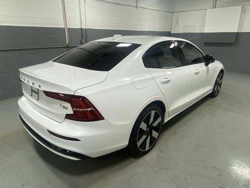 2025 Volvo S60 Plug-In Hybrid T8 Ultra