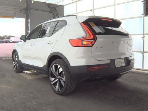 2025 Volvo XC40 B5 Plus Dark Theme