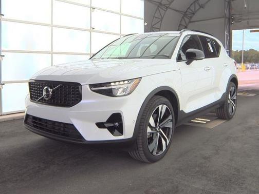 2025 Volvo XC40 B5 Plus Dark Theme