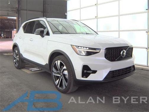 2025 Volvo XC40 B5 Plus Dark Theme