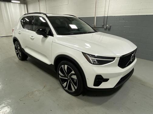 2025 Volvo XC40 B5 Plus Dark Theme