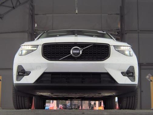 2025 Volvo XC40 B5 Plus Dark Theme