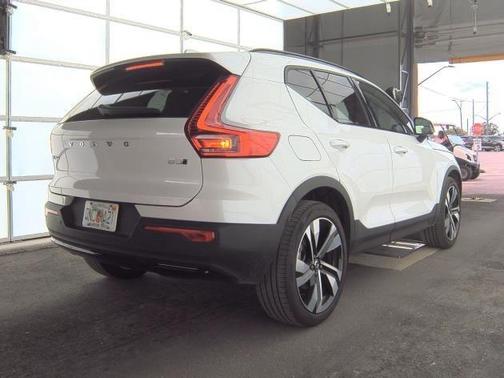 2025 Volvo XC40 B5 Plus Dark Theme