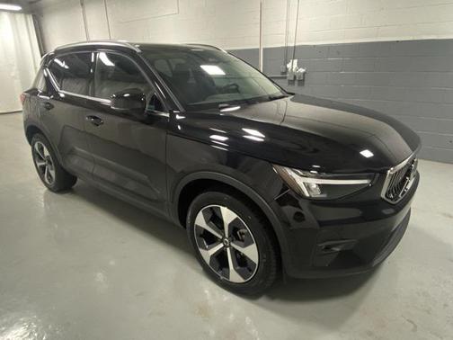 2025 Volvo XC40 B5 Plus Bright Theme