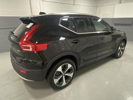 2025 Volvo XC40 B5 Plus Bright Theme