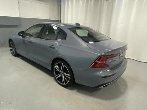 2022 Volvo S60 Recharge Plug-In Hybrid T8 R-Design Expression