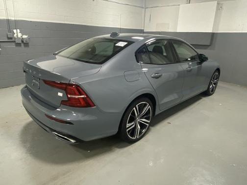 2022 Volvo S60 Recharge Plug-In Hybrid T8 R-Design Expression