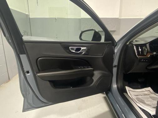 2022 Volvo S60 Recharge Plug-In Hybrid T8 R-Design Expression