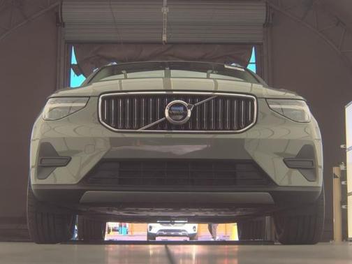 2025 Volvo XC40 B5 Core Bright Theme