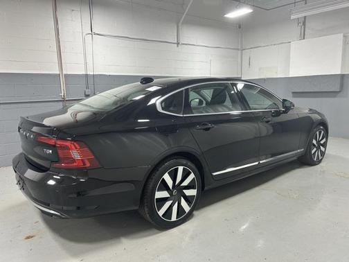 2025 Volvo S90 Plug-In Hybrid T8 Plus