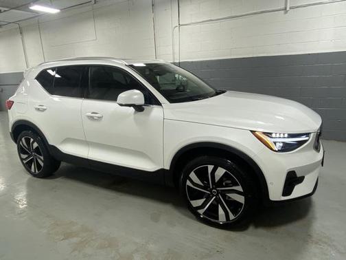2025 Volvo XC40 B5 Ultra Bright Theme