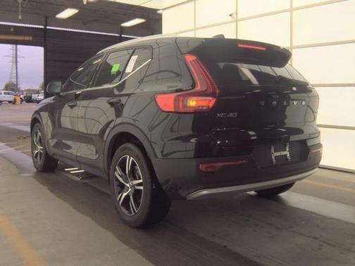 2025 Volvo XC40 B5 Core Bright Theme