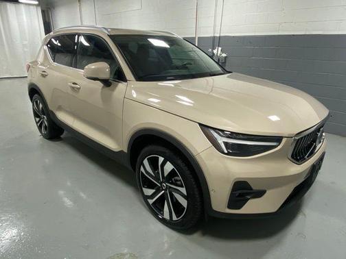 2025 Volvo XC40 B5 Ultra Bright Theme