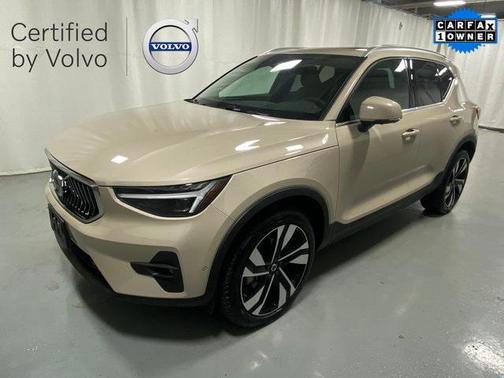 2025 Volvo XC40 B5 Ultra Bright Theme