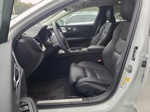 2024 Volvo V60 Cross Country B5 Ultimate