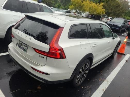 2024 Volvo V60 Cross Country B5 Ultimate