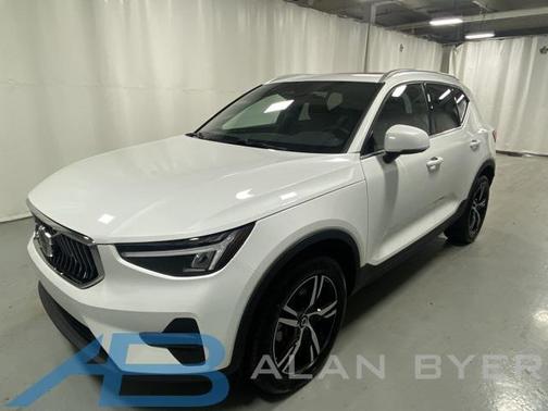 2025 Volvo XC40 B5 Core Bright Theme