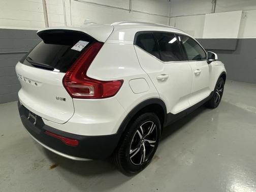 2025 Volvo XC40 B5 Core Bright Theme