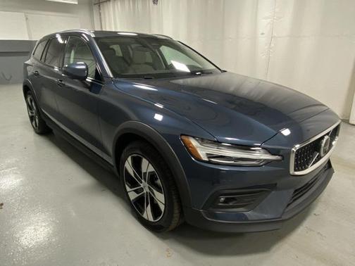 2025 Volvo V60 Cross Country B5 Plus