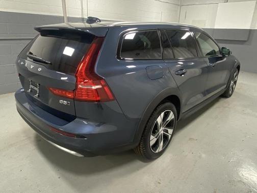 2025 Volvo V60 Cross Country B5 Plus