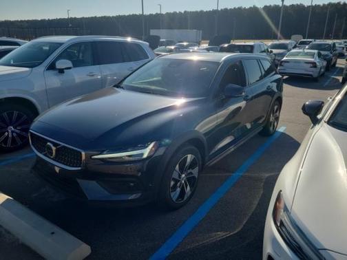 2025 Volvo V60 Cross Country B5 Plus