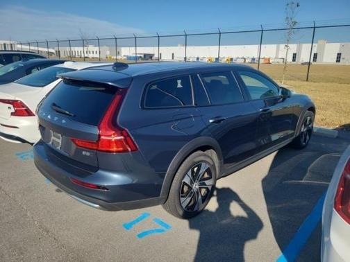 2025 Volvo V60 Cross Country B5 Plus