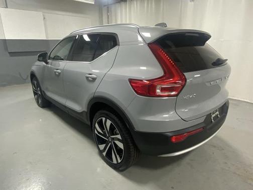 2025 Volvo XC40 B5 Plus Bright Theme