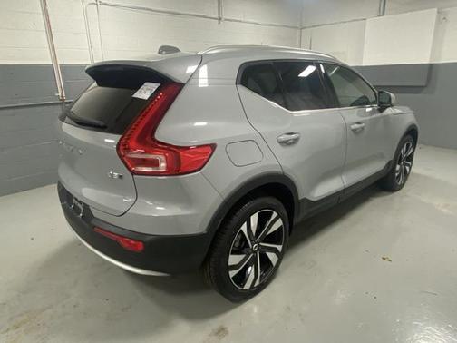 2025 Volvo XC40 B5 Plus Bright Theme