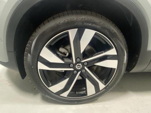 2025 Volvo XC40 B5 Plus Bright Theme