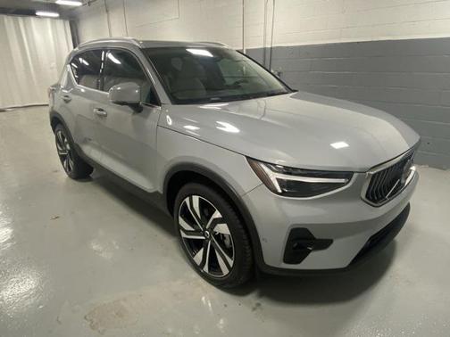2025 Volvo XC40 B5 Plus Bright Theme
