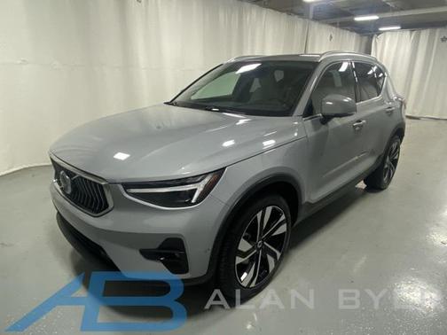 2025 Volvo XC40 B5 Plus Bright Theme
