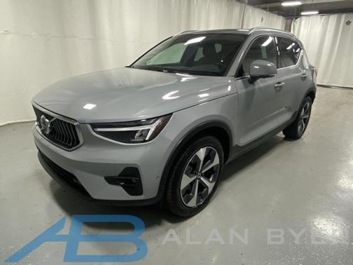 2025 Volvo XC40 B5 Plus Bright Theme