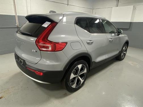 2025 Volvo XC40 B5 Plus Bright Theme