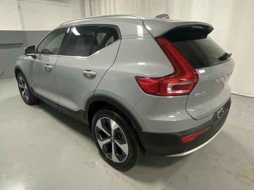 2025 Volvo XC40 B5 Plus Bright Theme