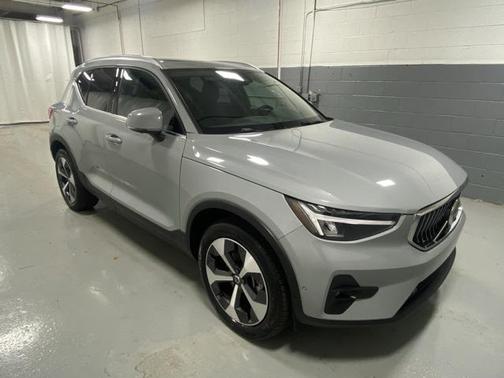 2025 Volvo XC40 B5 Plus Bright Theme