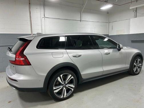 2025 Volvo V60 Cross Country Plus, B5 AWD Gas (mild hybrid)