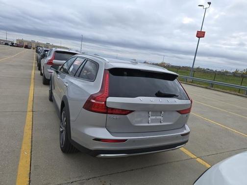 2025 Volvo V60 Cross Country Plus, B5 AWD Gas (mild hybrid)