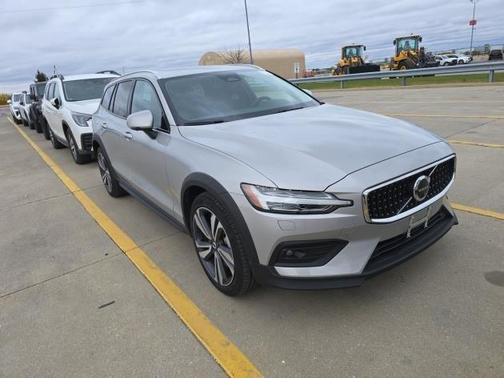 2025 Volvo V60 Cross Country Plus, B5 AWD Gas (mild hybrid)