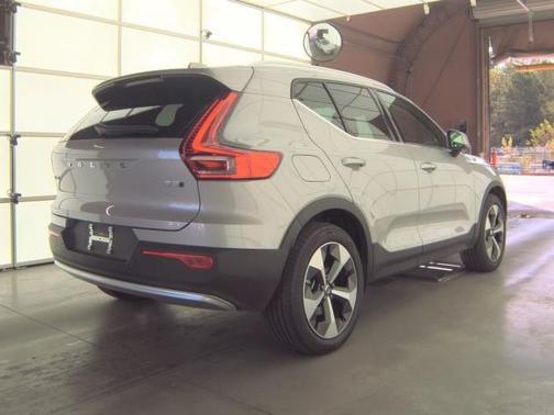 2025 Volvo XC40 B5 Plus Bright Theme