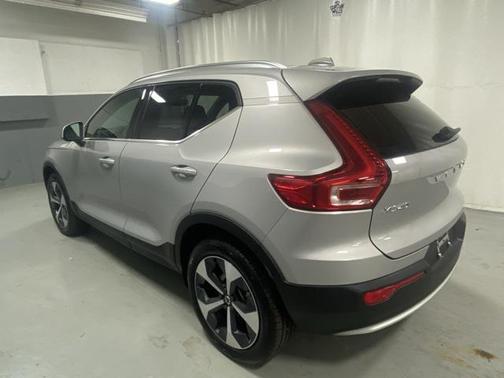 2025 Volvo XC40 B5 Plus Bright Theme